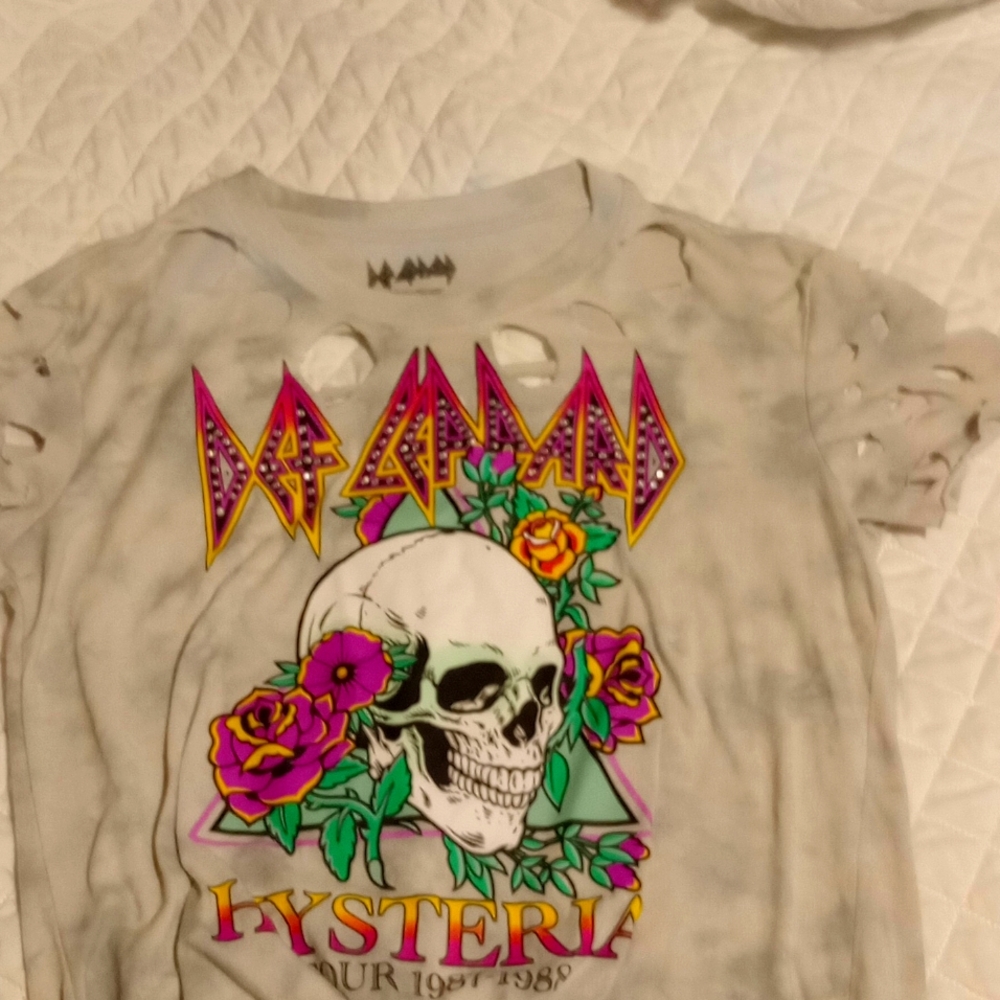 Def leapord t shirt